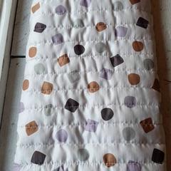 Artigos de bebé Wit met gekleurde accenten, como reportado por DierenPark Amersfoort utilizando o iLost