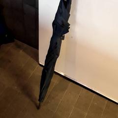 مظلة Donkerblauw، كما تم الإبلاغ عنه بواسطة EBS Tramplein عبر iLost