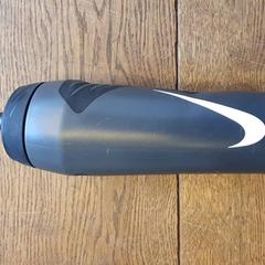 Üveg Bidon zwart, amint azt DierenPark Amersfoort az iLost segítségével jelentette.