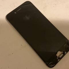 Apple telefoon (zwaar beschadigd), jak bylo nahlášeno na iLost