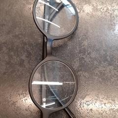 Occhiali da lettura, come riportato da Rotterdam The Hague Airport utilizzando iLost