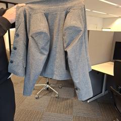 Grijs jasje van vallende vrouw, amint azt az iLostnak jelentették.