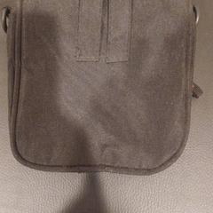 Mochila tela negra pequeña, ha sido reportado por RÍO Shopping - Valladolid con iLost