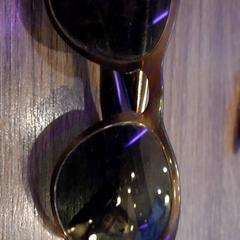 Occhiali da sole, come riportato da Leonardo Royal Hotel Amsterdam utilizzando iLost