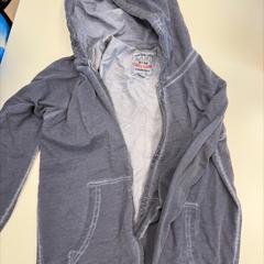 سترة grijs، كما تم الإبلاغ عنه بواسطة Stad Peer عبر iLost