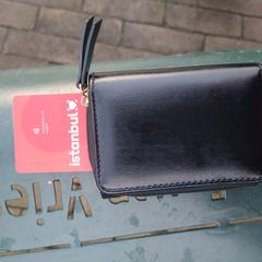 Black wallet with individual things inside, som rapportert til iLost