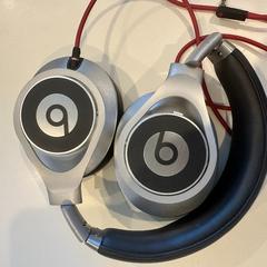 Auriculars, segons ha informat Inntel Hotels Utrecht Centre mitjançant iLost