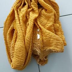 Kleding - Sjaal Okergeel، كما تم الإبلاغ عنه بواسطة Centraal magazijn عبر iLost
