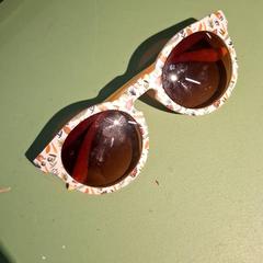 Sonnenbrille Fleur sur fond blanc, gemeldet von IKEA Villiers-sur-Marne über iLost