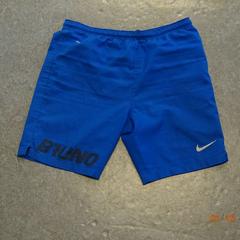 الملابس blauwe short van nike met bruno erop، كما تم الإبلاغ عنه بواسطة Gemeente Leopoldsburg عبر iLost