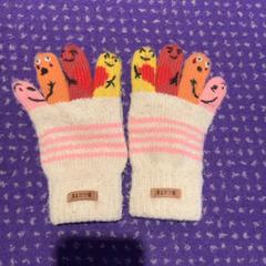 Kesztyű & Gyerekkesztyűk, amint azt Pathé Rembrandt Utrecht az iLost segítségével jelentette.