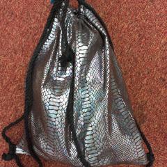 Rugzakje zilverkleurig cameleonkleur, come riportato da Arriva West-Brabant utilizzando iLost