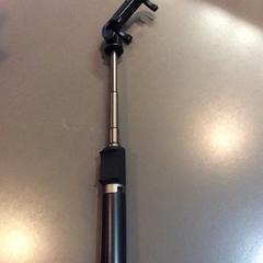 Selfiestick & black scarf, gemeldet von MEININGER Hotel Berlin "Mitte" Humboldthaus über iLost