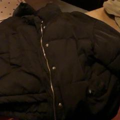 Jacket Zwarte puffer, as reported by Café Leentje using iLost