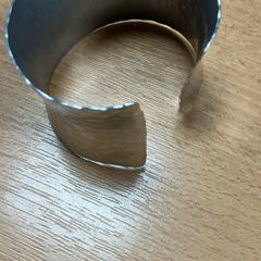 Polsera, segons ha informat Sheraton Brussels Airport Hotel mitjançant iLost