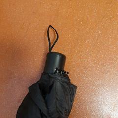 Parapluie pliant noir, a été signalé par TCL utilisant iLost