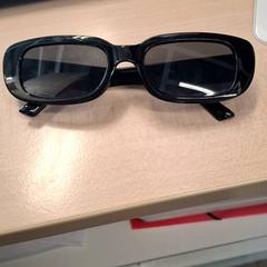 Óculos de sol, como reportado por IKEA Grenoble utilizando o iLost