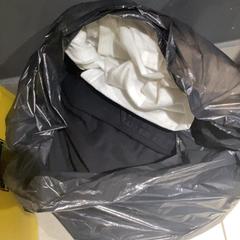 Bundle of clothes Blcack, white, segundo informou MEININGER Hotel Budapest Great Market Hall usando iLost