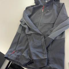 Dzseki Zwart Decathlon, amint azt Regio Antwerpen - Brussel az iLost segítségével jelentette.