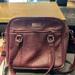 Handtas Bordeaux rood, ha sido reportado por Van der Valk Hotel Breukelen con iLost