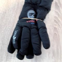 Guant handschoenen, segons ha informat EBS Tramplein mitjançant iLost