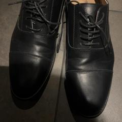 Schoen Black, leather, zoals gemeld door MEININGER Hotel Amsterdam City West met iLost