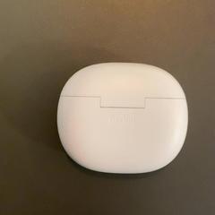 Earbuds White earbuds Redmi, as reported by MEININGER Hotel Hamburg City Center using iLost