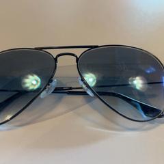 Des lunettes de soleil, a été signalé par Familiepark Drievliet utilisant iLost