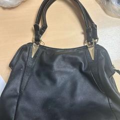 Taška, jak nahlášeno DoubleTree by Hilton Rotterdam Centre pomocí iLost