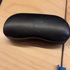 Custodia per gli occhiali, come riportato da Pathé Utrecht Leidsche Rijn utilizzando iLost