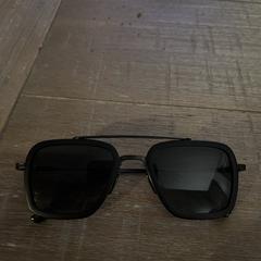 Zwarte zonnebril, iLost'a bildirildiği gibi