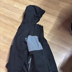 Casaco, como reportado por IKEA Brno utilizando o iLost