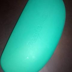 Szemüvegtok szemüveggel, amint azt TivoliVredenburg az iLost segítségével jelentette.