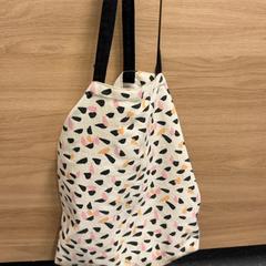 Bourse Tas met roze blauwe en zwarte stippen, a été signalé par IKEA Amersfoort utilisant iLost