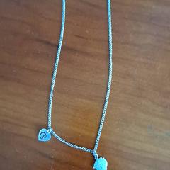 Halskjede Zilver met bedeltjes, som rapportert av Hotel Theater FIGI ved bruk av iLost