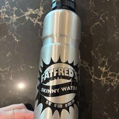 ボトル Zilver, zwarte opdruk, zwarte dop がiLostで Van der Valk Hotel Veenendaal によって報告されました