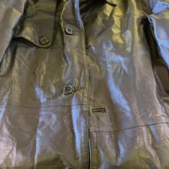 Bunda Black leather, jak nahlášeno MEININGER Hotel Berlin East Side Gallary pomocí iLost