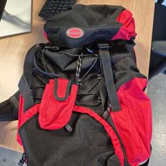 Mochila zwart rood, ha sido reportado por Connexxion Zeeland con iLost