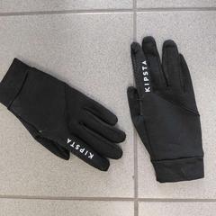 إكسسوارات الملابس Zwart Kipsta، كما تم الإبلاغ عنه بواسطة Regio Oost-Vlaanderen عبر iLost