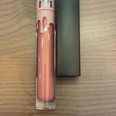 Rouge à lèvres, a été signalé par Pathé Arnhem utilisant iLost