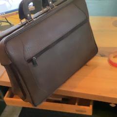 서류 가방 Brown, iLost를 사용하여 MEININGER Hotel Köln West에 보고됨