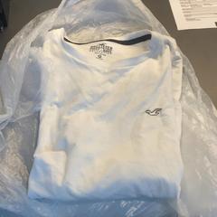Tshirt White hollister, como reportado por MEININGER Hotel Bremen Hauptbahnhof utilizando o iLost