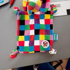 Peluche pulseira Elmer, como reportado por IKEA Nantes utilizando o iLost