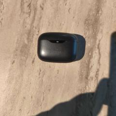 سماعة الأذن & علبة سماعات الأذن Black، كما تم الإبلاغ عنه بواسطة Leonardo Hotel Amsterdam Rembrandtpark عبر iLost