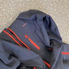 Casaco QUECHUA blauw/rood, como reportado por Regio Oost-Vlaanderen utilizando o iLost