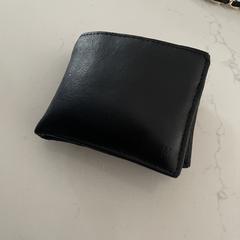 Zwarte portemonnee, segons s'ha informat a iLost