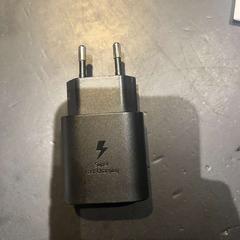 Adaptér & Samsung zwart, jak nahlášeno Van der Valk Hotel Wolvega Heerenveen pomocí iLost