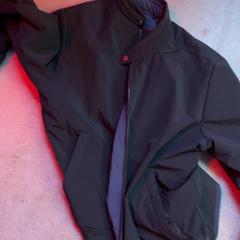 Jaqueta Donkerblauw navy, segons ha informat KABUL à GoGo / Teatro mitjançant iLost