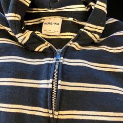 Jaqueta navy and beige, segons ha informat Hotel V Frederiksplein mitjançant iLost