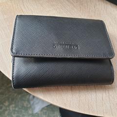 Black wallet - the little Green Bag, segons s'ha informat a iLost
